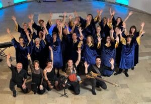 Voices Veitsbronn Gruppenbild in der katholischen Kirche Veitsbronn, aufgenommen im Juni 2024